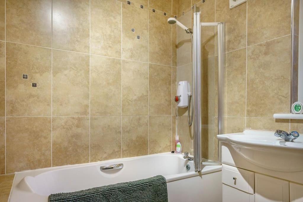 Lovely 2 Bedroom House Close To City Centre เบลฟาสต์ ภายนอก รูปภาพ